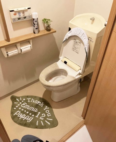 ホワイト×石目調の清潔感のある明るいトイレ空間施工後イメージ１